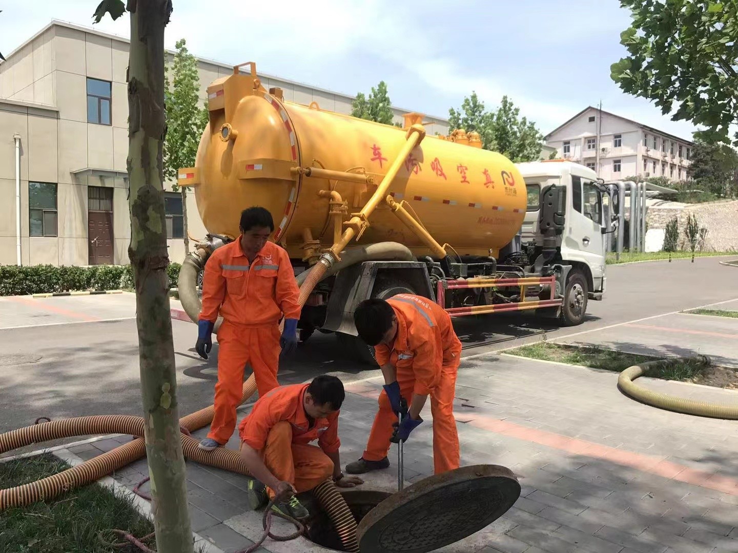 石阡管道疏通车停在窨井附近