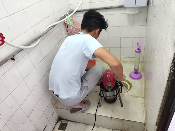 石阡管道堵塞冒臭气 专业师傅现场解决问题